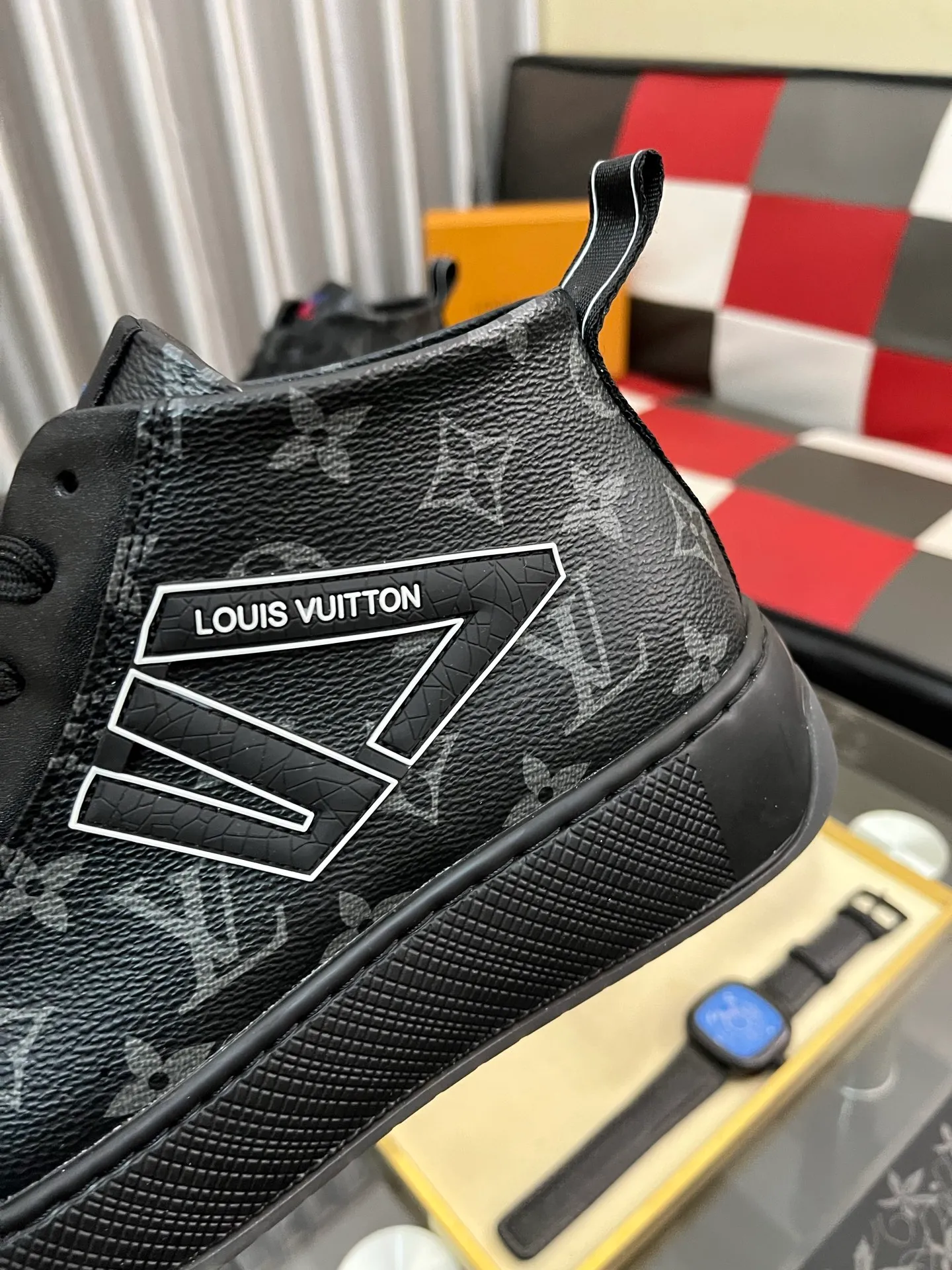 Men's shoes 💰: 438⌚️⌚️《Louis vuitton/LV Louis Vuitton》original quality.~ Unique modern style sneakers. 🏃A must-have casual shoe for trendy men😍😍 Original brand imported from Italy, imported original leather, cowhide lining (refuses to discolor and grind feet) sole: original sole provided by the original factory, French lazy style design ⚠️Fit to the feet, original quality, super comfortable original sole. Code number: 38-443️⃣Colors available